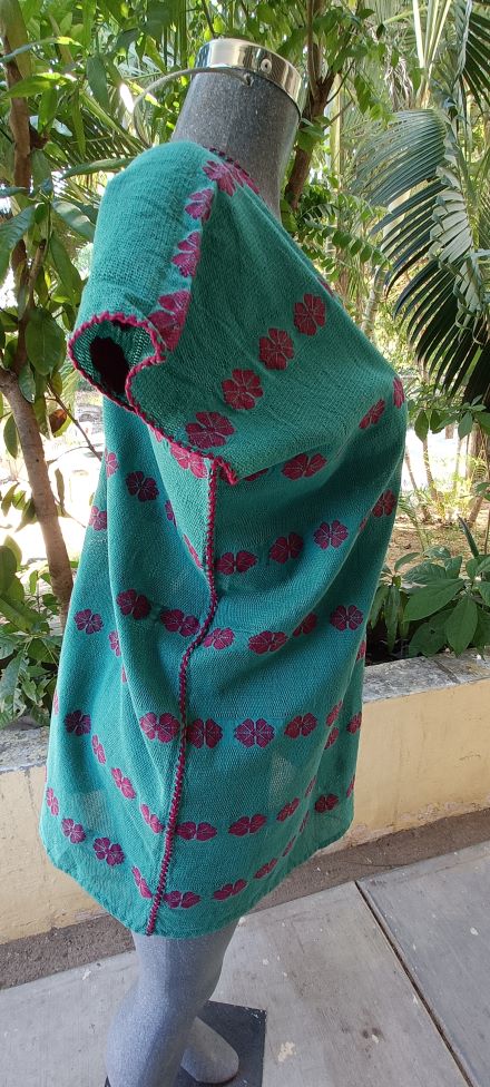 BLUSA DE TELAR DE CINTURA COLOR JADE CON GUINDA CON PIEL DE ARMADILLO CON FIJURAS DE DOS HILO.