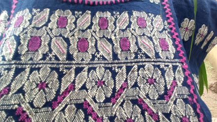 ( VENDIDA ) BLUSA DE TALAR COLOR AZUL MARINO DE CINTURA DE TRES PIEZAS CON TECNICA DE UN ALZADOR FINO CON FIGURA CAQUI Y ROSA FUERTE DE UN ALZADOR DOBLE. ROSA FUERTE DE