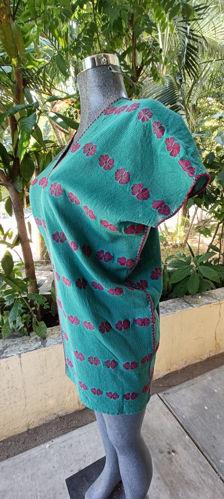 BLUSA DE TELAR DE CINTURA COLOR JADE CON GUINDA CON PIEL DE ARMADILLO CON FIJURAS DE DOS HILO.