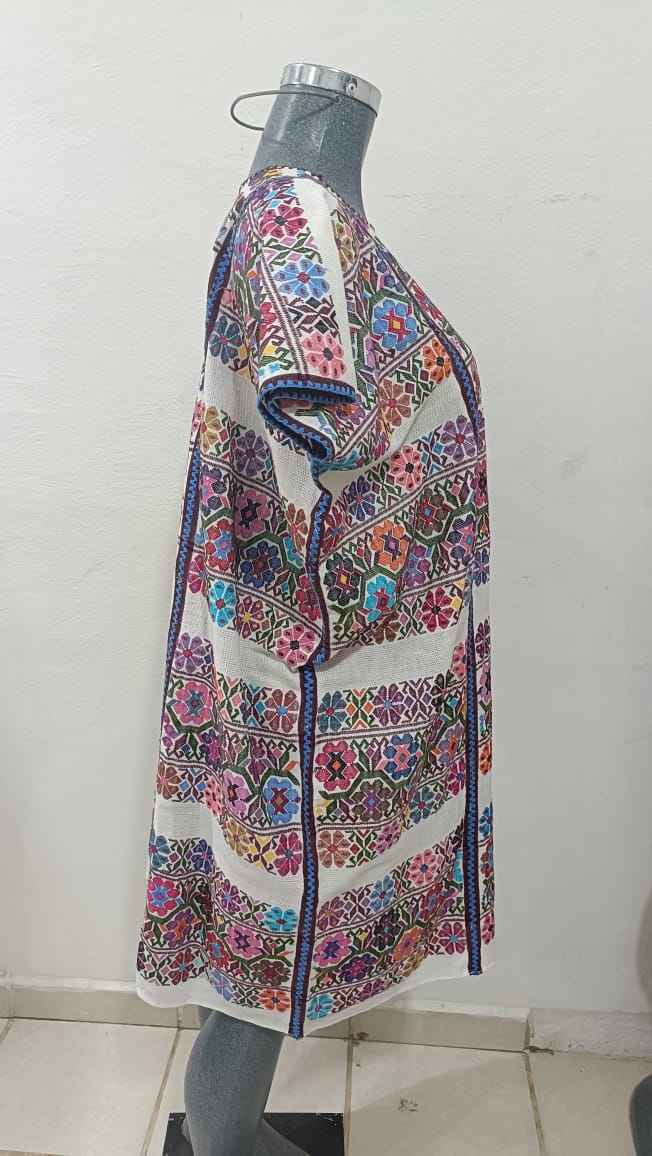 HUIPIL DE TELAR DE CINTURA COLOR BLANCO CON FLORES COLORIDAS TECNICA PIEL SRMSDILLO.