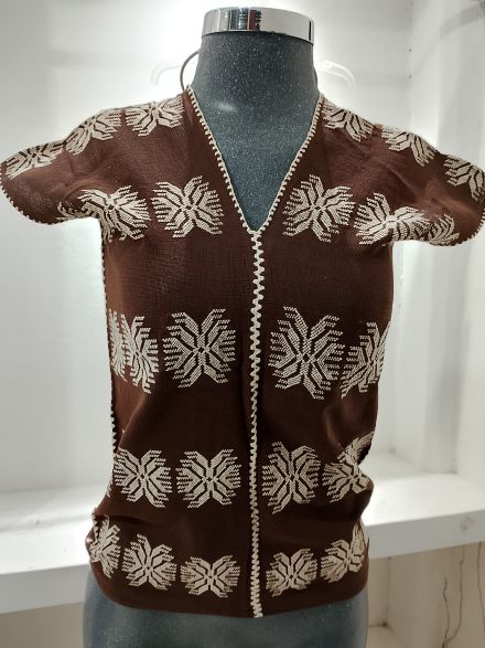 BLUSA DE TELAR DE CINTURA PARA NIÑA COLOR CAFE CON FIGURAS COLOR CAQUI.